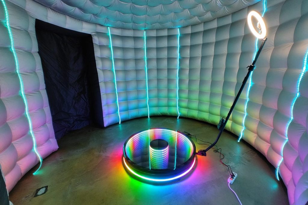 360-Grad-Video-Booth im beleuchteten LED-Zelt