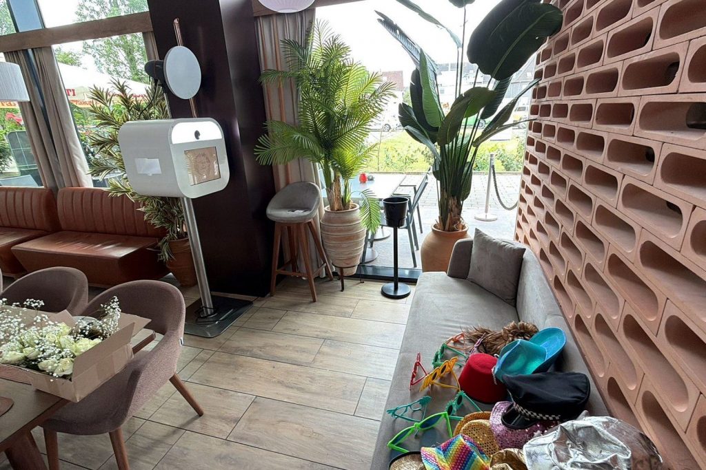 Fotobox mit Requisitenkiste in einer hellen Event-Location im Ruhrgebiet