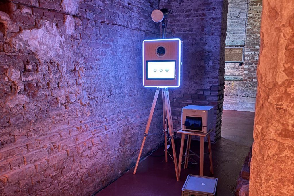 Professionelle Fotobox mit Ringlicht und Sofortdrucker im Gewölbekeller