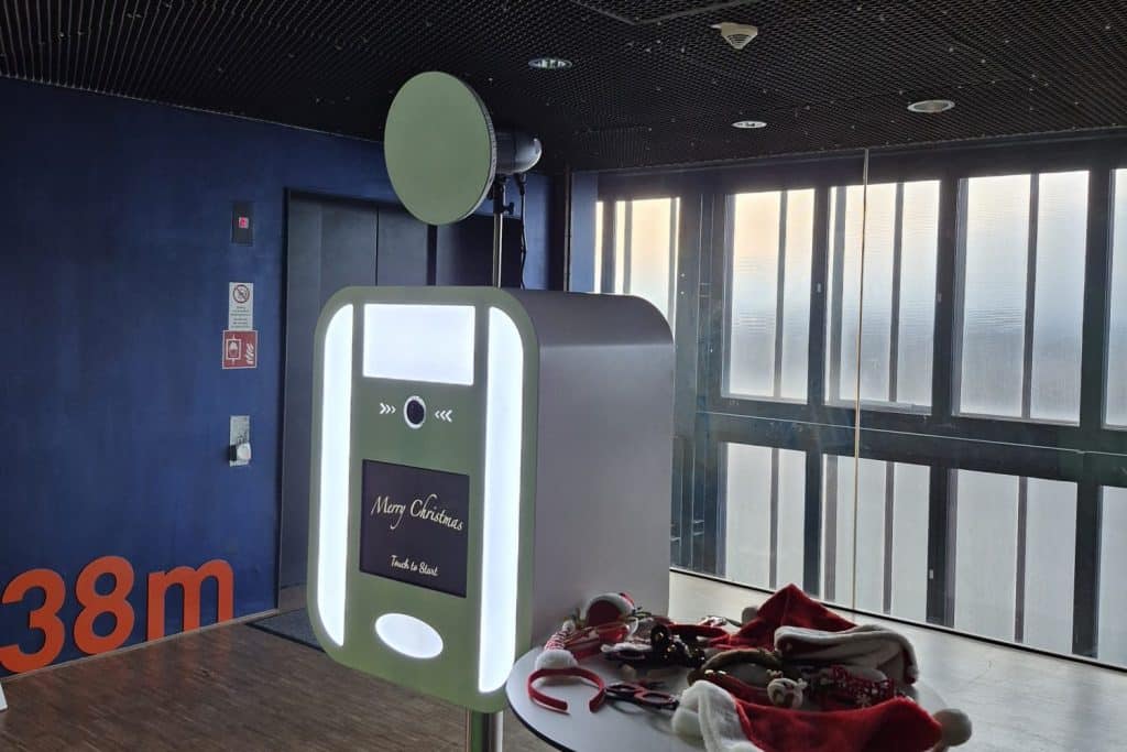 Fotobox mit Merry-Christmas-Startbildschirm auf einer Firmen-Weihnachtsfeier