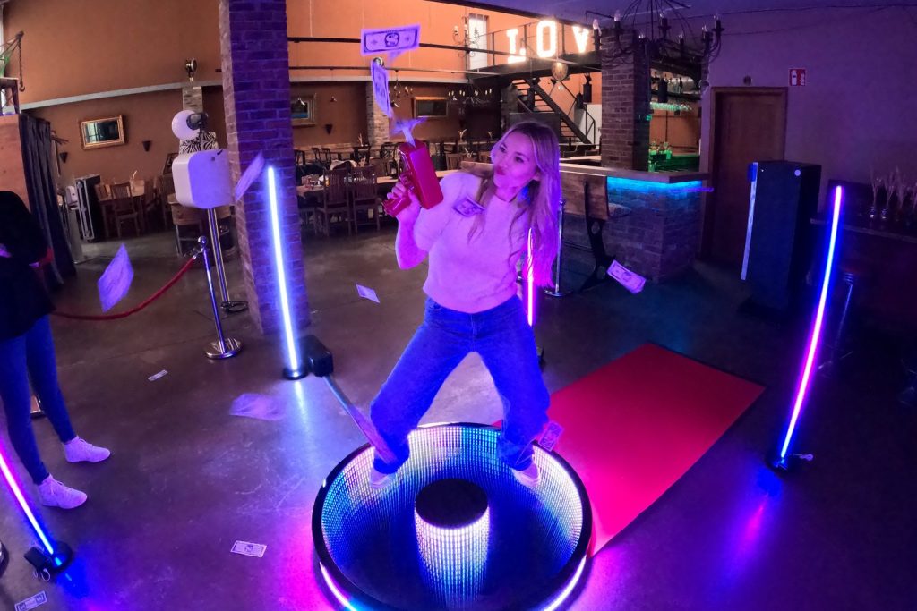 Hochzeitsgast tanzt auf der Plattform eines 360-Grad-Video-Booths