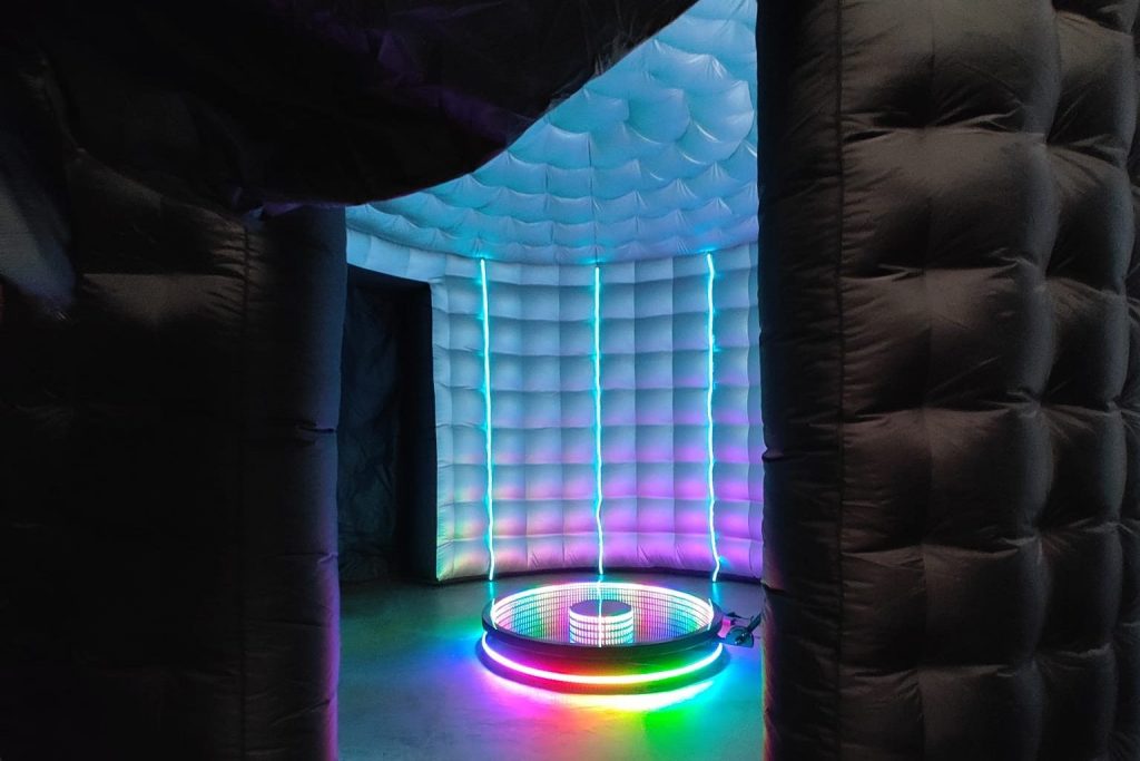 Dunkles LED-Zelt mit beleuchteter Foto-Plattform für die KI-Fotobox